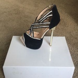 Poco a Poco Platform Heels